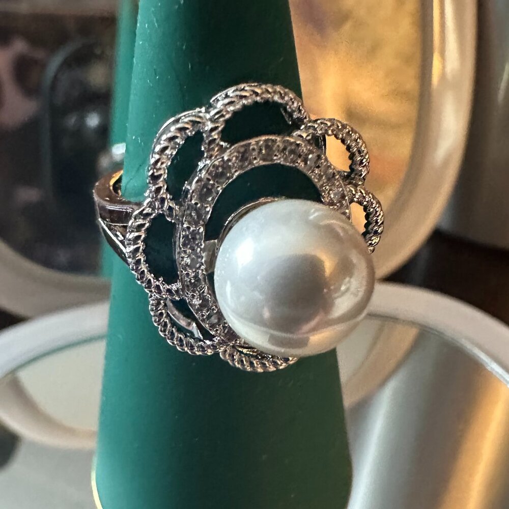 Faux Pearl Silvertone Cocktail Ring sz 7.5